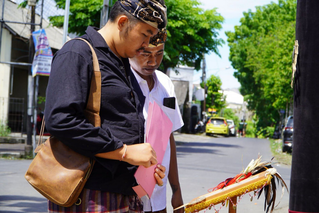 Kesungguhan Dewan Juri dalam Menilai Hasil Penjor Sekaa Teruna se-Desa Adat Dalung