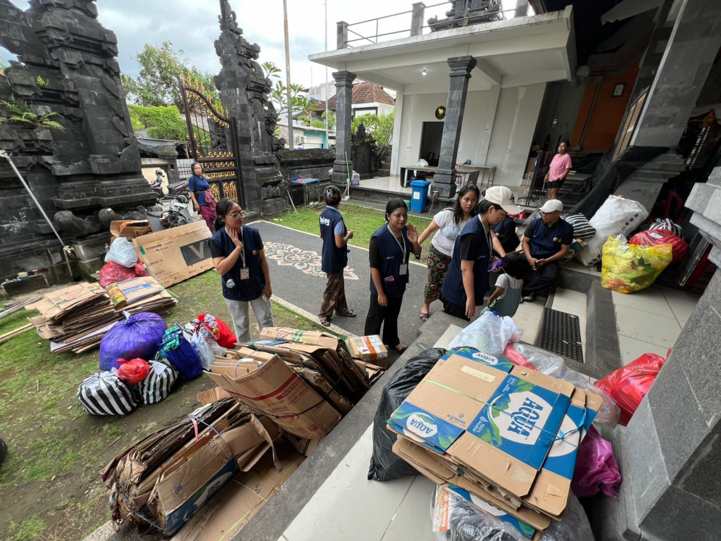 Kolaborasi Mahasiswa KKN dan Warga dalam Kegiatan Bank Sampah Banjar Tegal Luwih Dalung