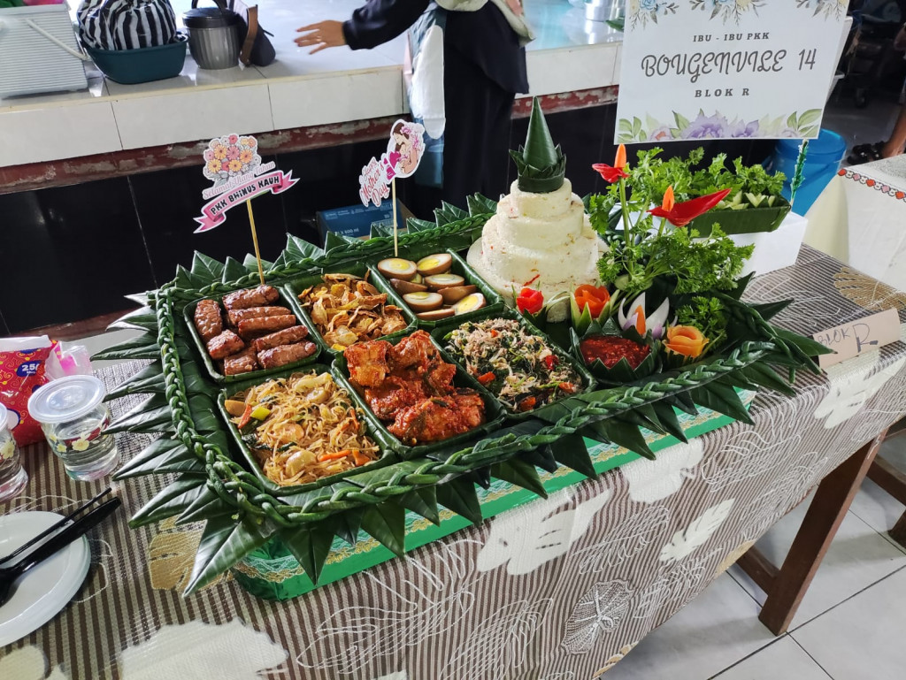 Kreativitas Ibu-ibu PKK Bhineka Nusa Kauh Terpancar dalam Lomba Menghias Nasi Tumpeng