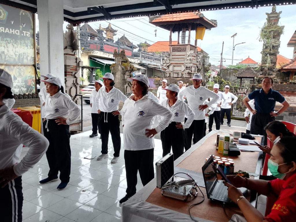 Layanan Posyandu Lansia Banjar Dukuh: Adakan Senam, Cek Kesehatan, dan PMT untuk Orang Tua