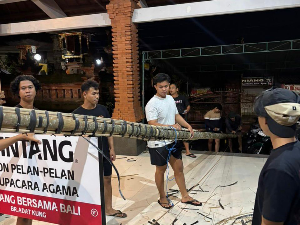 Panitia Lakukan Pengukuran Bambu Untuk Lomba Penjor di 10 Banjar Adat se-Desa Adat Dalung