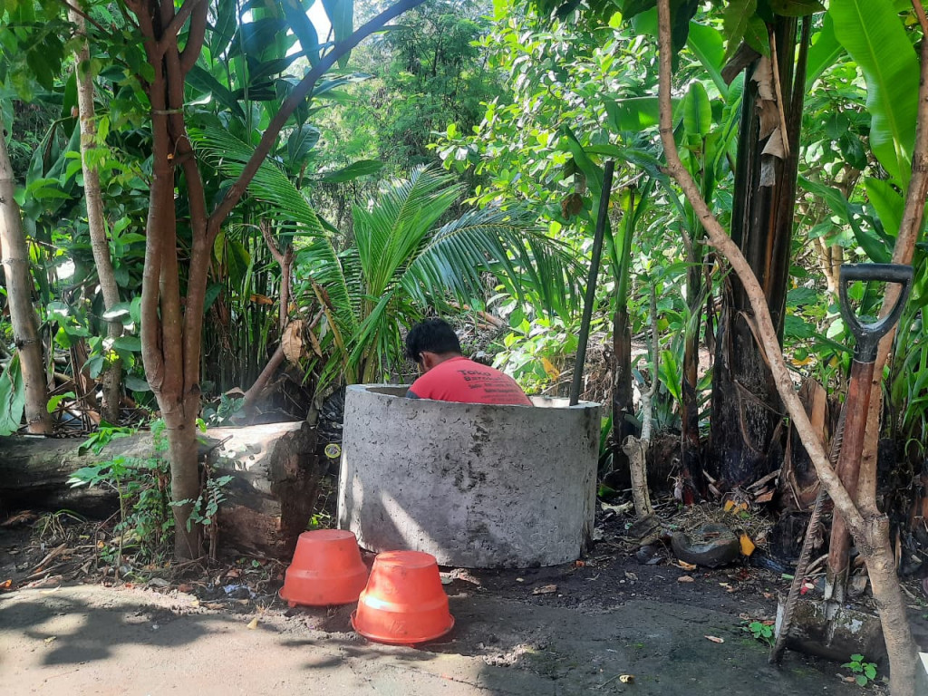 Pemasangan Teba Modern Perumahan Pegending Permai: Solusi Pengelolaan Sampah Organik Melalui Lubang Pengurai Ajaib