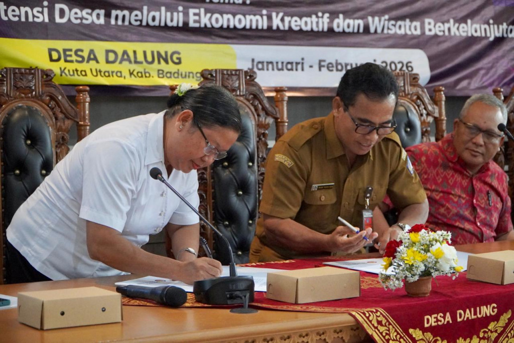 Penandatanganan Berita Acara Mahasiswa KKN oleh Universitas Triatma Mulya di Desa Dalung