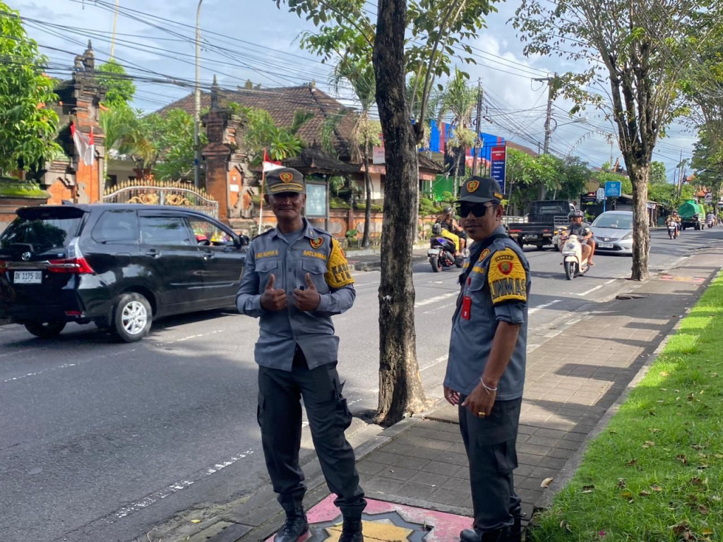 Peran Satlinmas dalam Menjaga Keamanan Kegiatan Gotong Royong Semesta Berencana di Desa Dalung