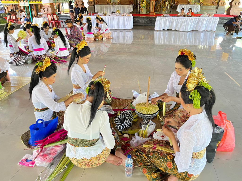 Pusung Gonjer Jadi Syarat Wajib Tata Rambut Peserta Lomba Gebogan: Pelestarian Identitas Remaja Bali