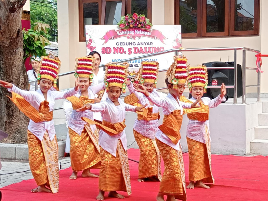 Sakral dan Khidmat, Tari Rejang Dewa Iringi Upacara Melaspas Gedung Baru SDN 5 Dalung