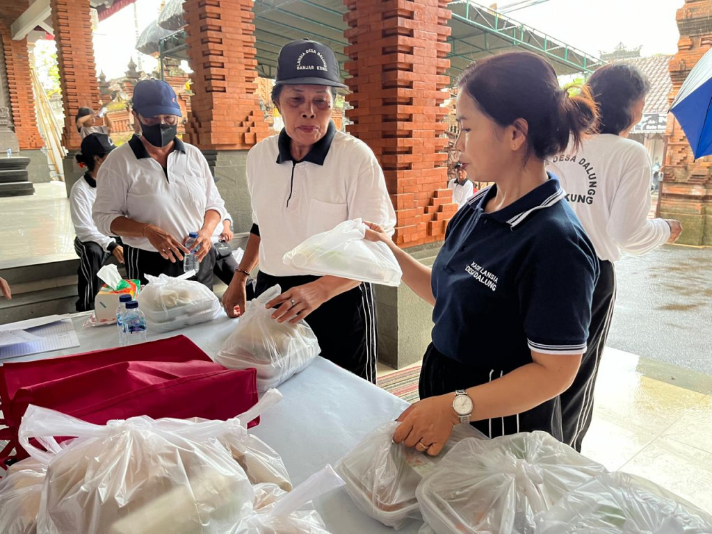 Sehat dan Bergizi, Lansia Banjar Kung Dalung Terima PMT Rutin Saat Posyandu