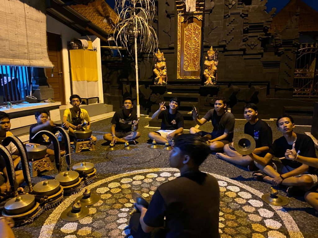 Sekaa Gong Merdu Suara Banjar Pengilian Gelar Latihan Sambut Persiapan Festival Ogoh-ogoh