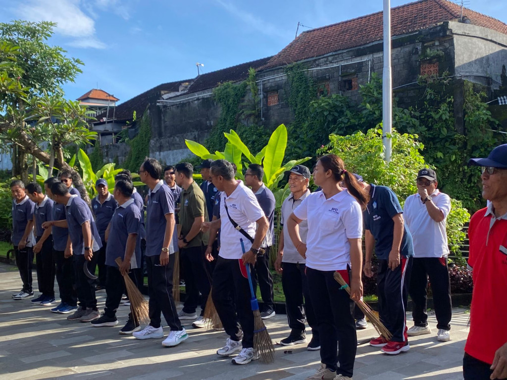 Semangat Bhineka Tunggal Ika dalam Membangun Kerukunan dan Persatuan melalui Kegiatan Gotong Royong di Desa Dalung