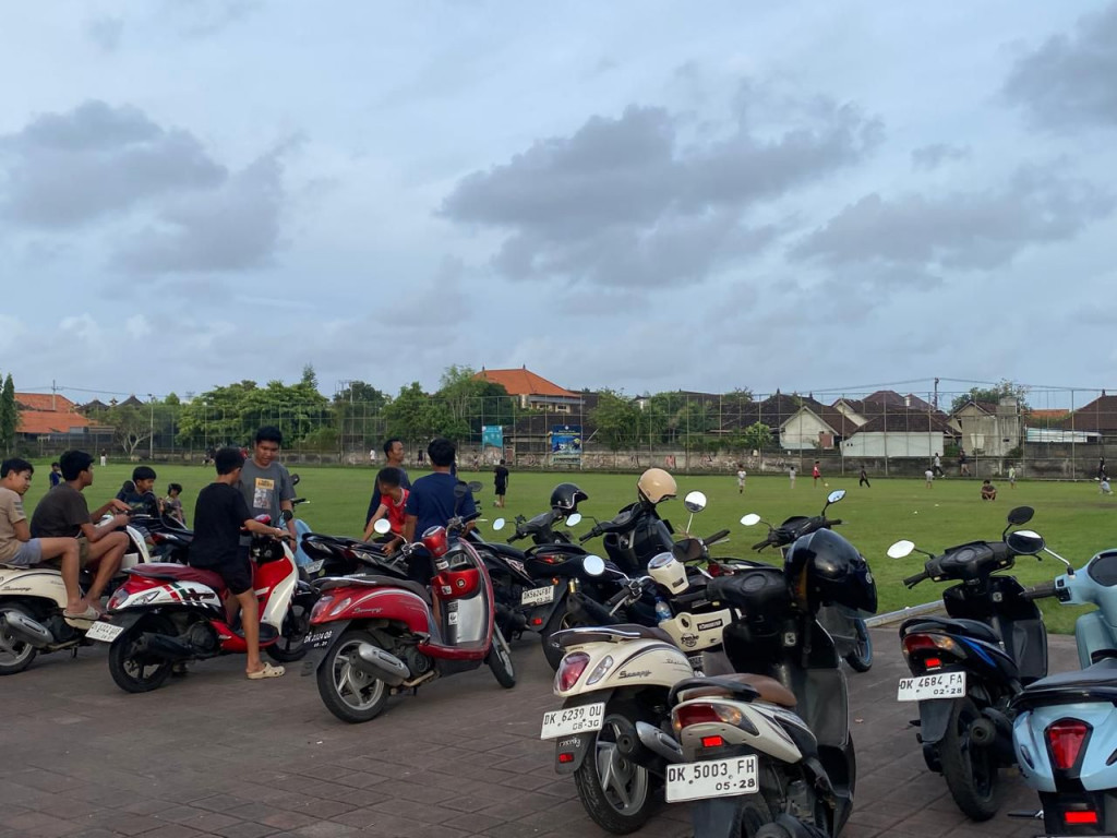 Semangat Hidup Sehat, Warga Dalung Ramai-Ramai Jogging di Lapangan Dalung
