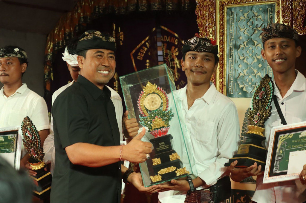 ST. Tunggaling Adnyana Banjar Celuk Berhasil  Raih Juara 1 Lomba Penjor dalam Festival Budaya Desa Adat Padang Luwih IV
