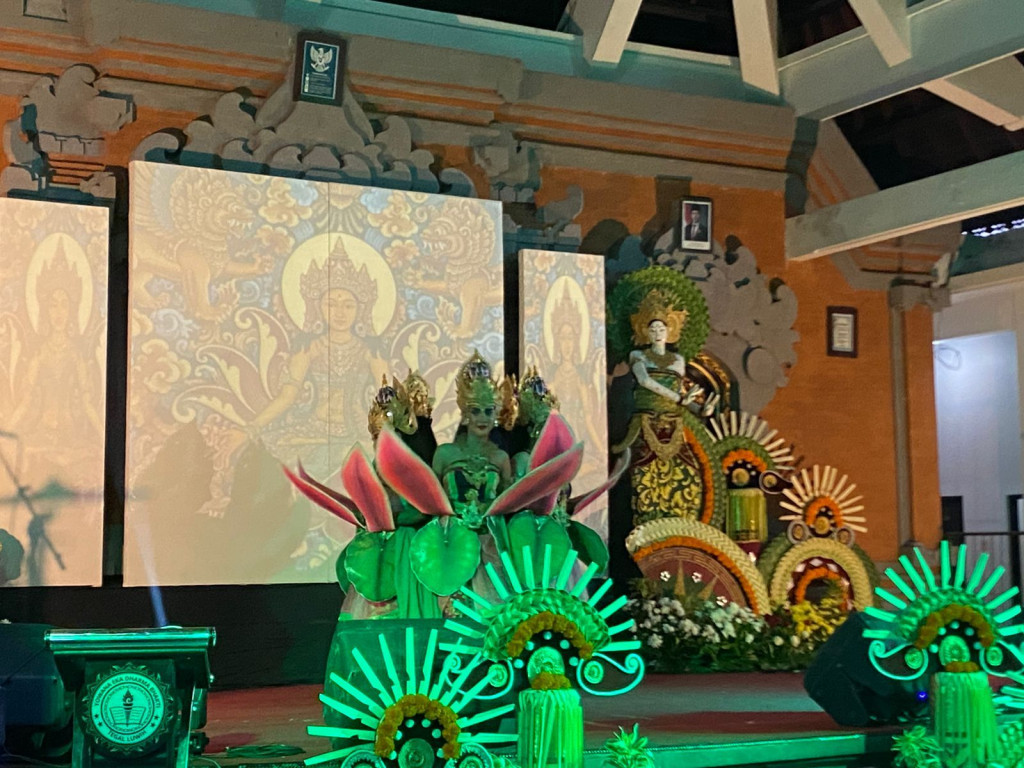 Tari Sekar Tunjung, Maskot Desa Dalung yang dibawakan Pada Perayaan HUT ST. Eka Dharma Bhakti Tegal Luwih Desa Dalung