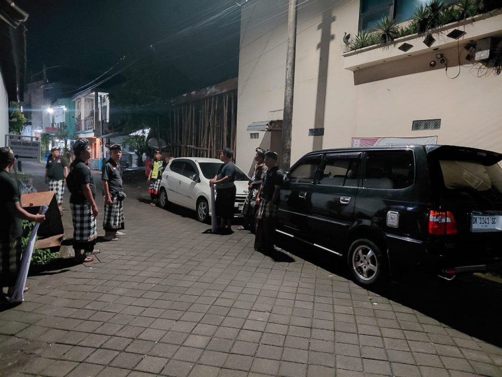 Tingkatkan Keamanan Lingkungan, Pecalang Bhineka Nusa Kauh Dalung Laksanakan Patroli Malam