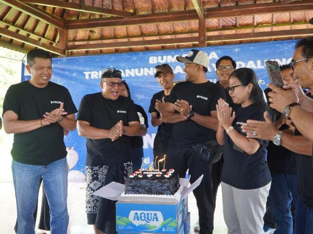 Tiup Lilin Meriahkan HUT ke-8 BUMDes Tri Manunggal Jaya Dalung, Direktur Sampaikan Harapan di Masa Depan