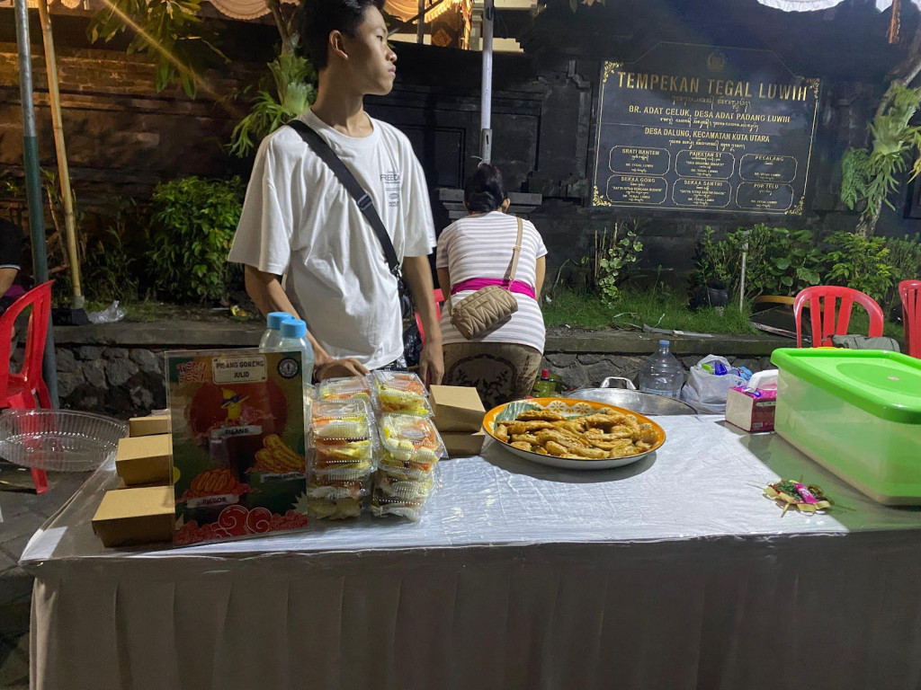 UMKM Lokal “Pisang Goreng Julid” Turut Hadir Pada HUT ST. Eka Dharma Bhakti Tegal Luwih, Desa Dalung