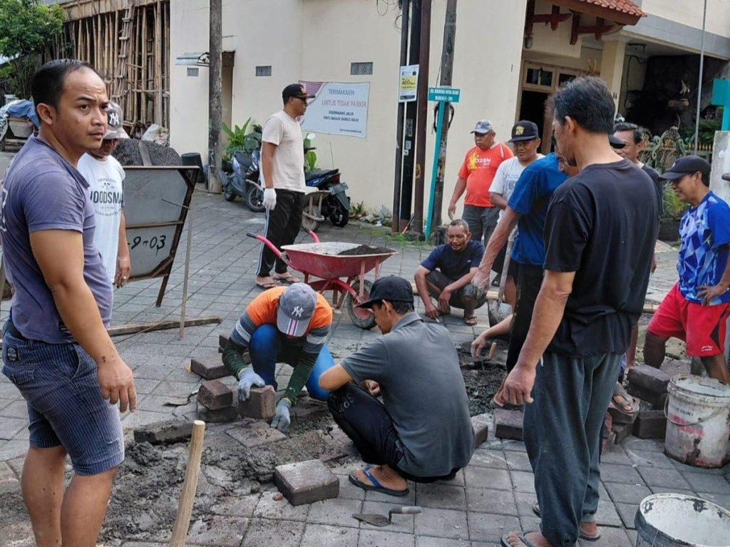 Ciptakan Tertib Berkendara, Warga Bhinus Kauh Gotong Royong Bangun Speed Bump di Jalan Lingkungan