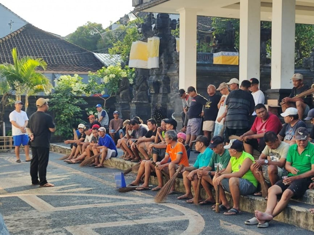 Warga Bhinus Kauh Dalung Laksanakan Gotong Royong Menjaga Kebersihan Lingkungan Banjar