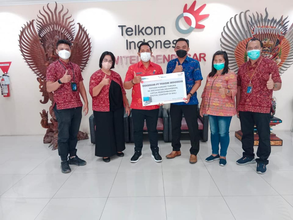 Penyerahan CSR dari PT. Telkom Indonesia berupa Perangkat Komputer
