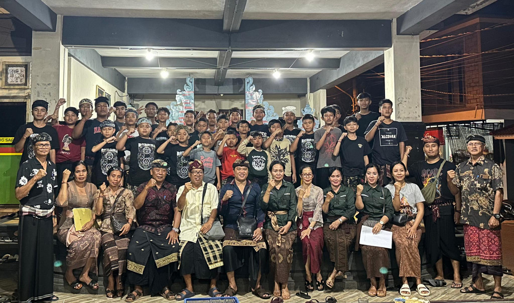 Perbekel Abiansemal Dauh Yeh Cani Hadiri Pembinaan dan Monitoring Sekaa Gong Puspa Sari Banjar BatanBuah