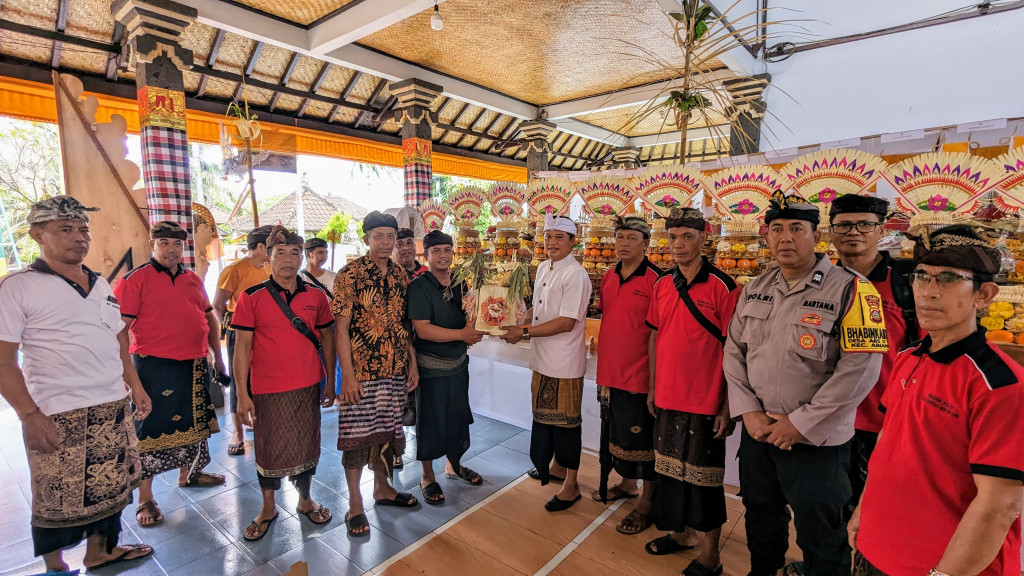 Perbekel Desa Abiansemal Dauh Yeh Cani Serahkan Bantuan Upakara dalam Acara Nyekah Bersama di Banjar Kedampal