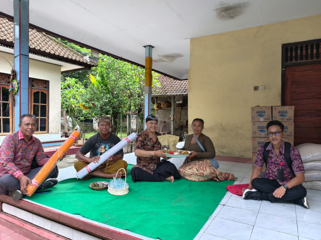 Wujud Empati dan Kepedulian, Pemdes Abiansemal Dauh Yeh Cani Serahkan Santunan Kematian di Banjar Kedampal