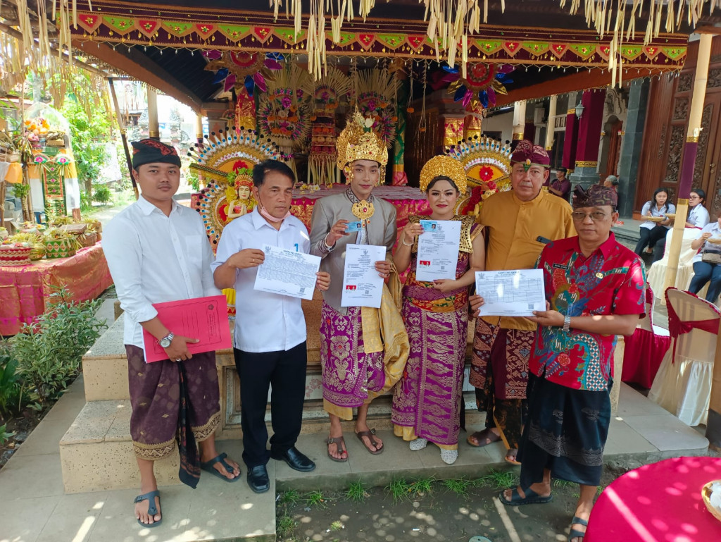 Kegiatan Penyerahan KK, Akta dan Ktp Kepada mempelai sebagai wujud implementasi Desa Jagapati menuju smart village