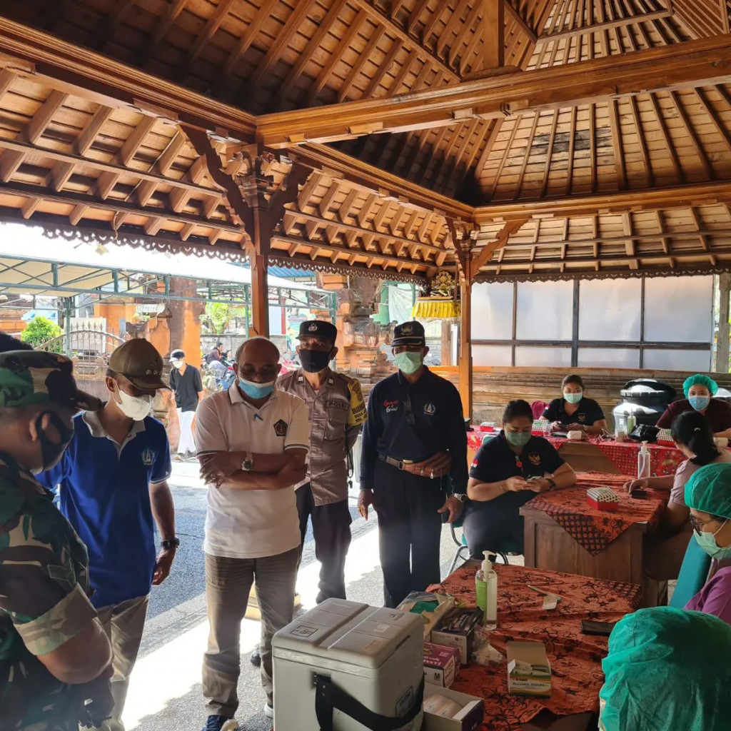 Telah terlaksana Vaksinasi hari pertama yang di tinjau langsung oleh Camat Abiansemal yang berlokasi di Kantor Desa Jagapati
