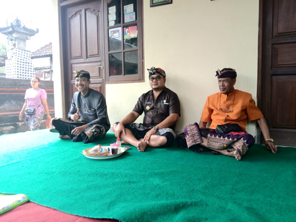 Perbekel Kuwum menghadiri acara Pawiwahan di Banjar Dinas Kuwum Desa Kuwum