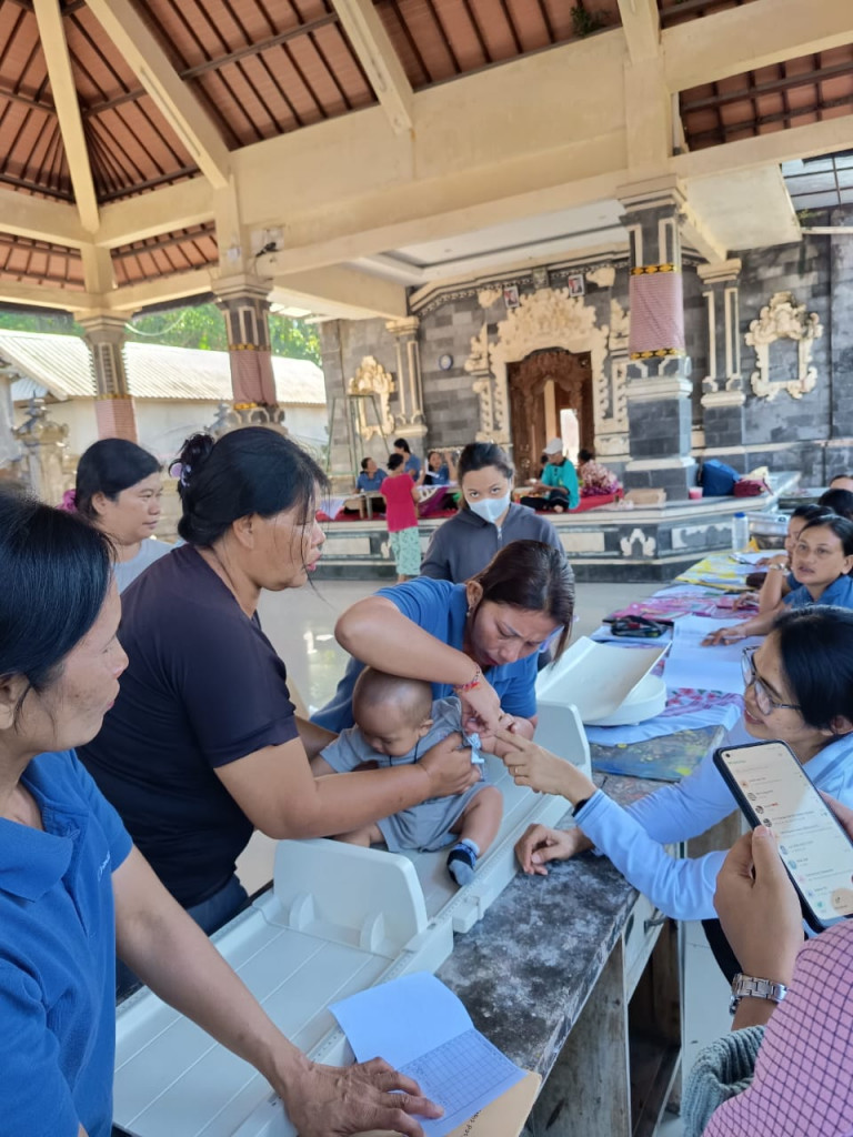 Pelaksanaan Kegiatan Posyandu Balita , Lansia dan BKB bulan Oktober di Banjar Dinas Balangan Desa Kuwum