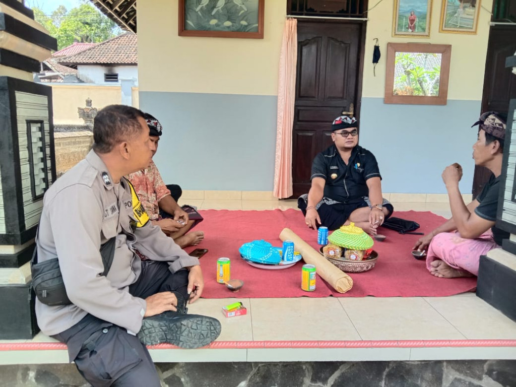 Perbekel Desa Kuwum melayat ke rumah duka di Banjar Dinas Balangan Kangin Desa Kuwum