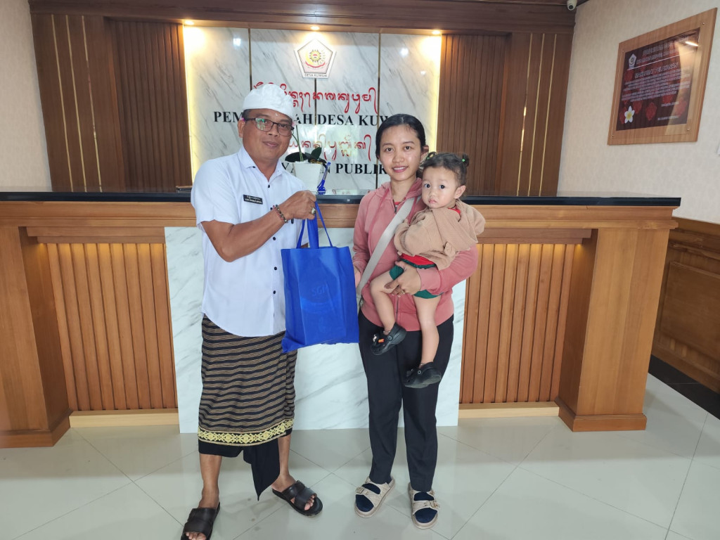 PEMBERIAN MAKANAN TAMBAHAN ( PMT ) BAGI BALITA STUNTING BULAN OKTOBER TAHUN 2025 DI DESA KUWUM