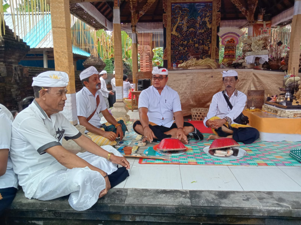Perbekel Kuwum menghadiri Pujawali di Pura Melanting Banjar Kuwum dan Banjar Balangan Desa Kuwum