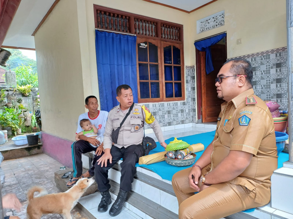 Perbekel Kuwum melayat ke rumah duka di Banjar Dinas Kuwum Desa Kuwum