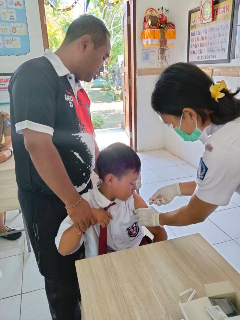 Bulan Imunisasi Anak Sekolah Desa Kuwum