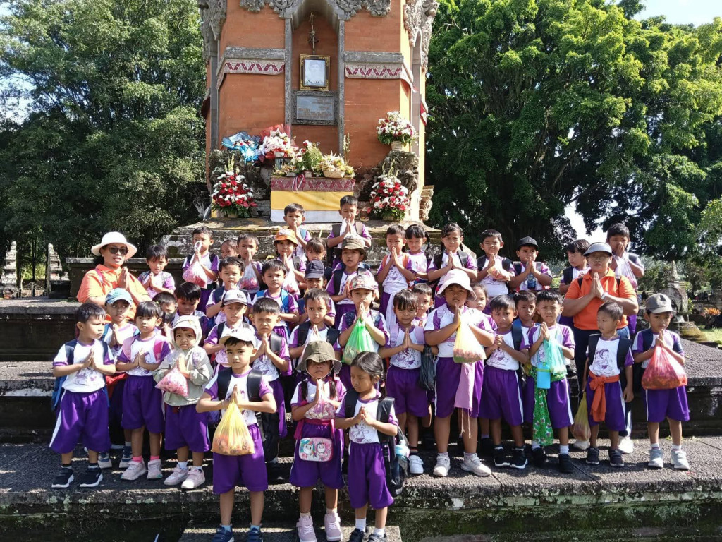 TK Bhakti Yoga Kumara Desa Kuwum melaksanakan Kegiatan Tabur Bunga di Taman Makam Pahlawan  Margarana