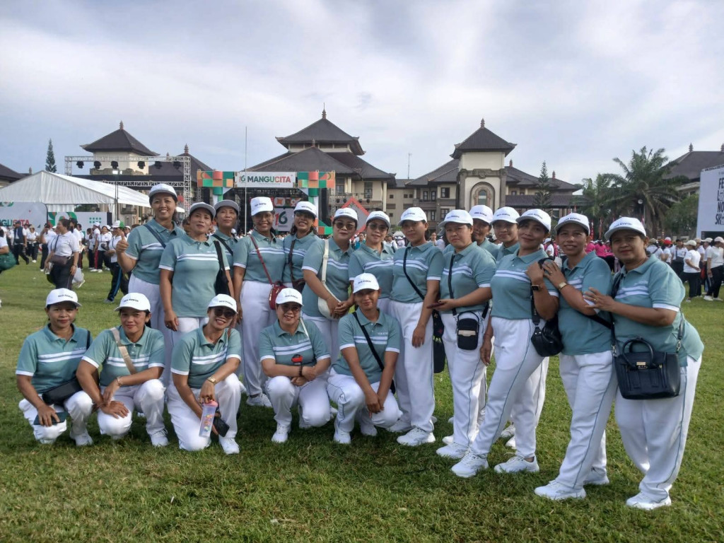 Partisipasi PKK Desa Kuwum melaksanakan Parade Senam Bersama serangkaian HUT Mangupura tahun 2025