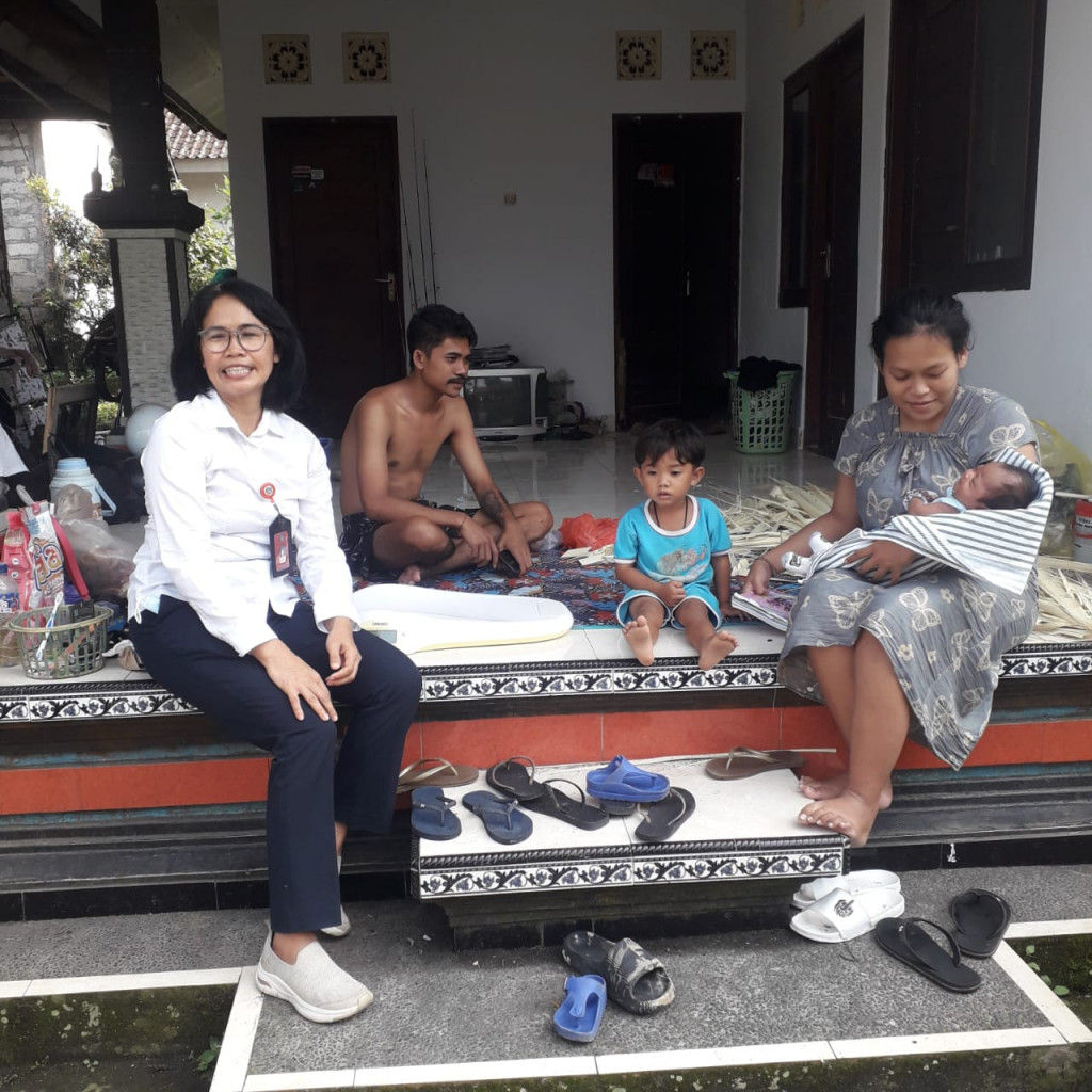 Kunjungan Kepala Pustu Kuwum kerumah Ibu Nifas di Desa Kuwum