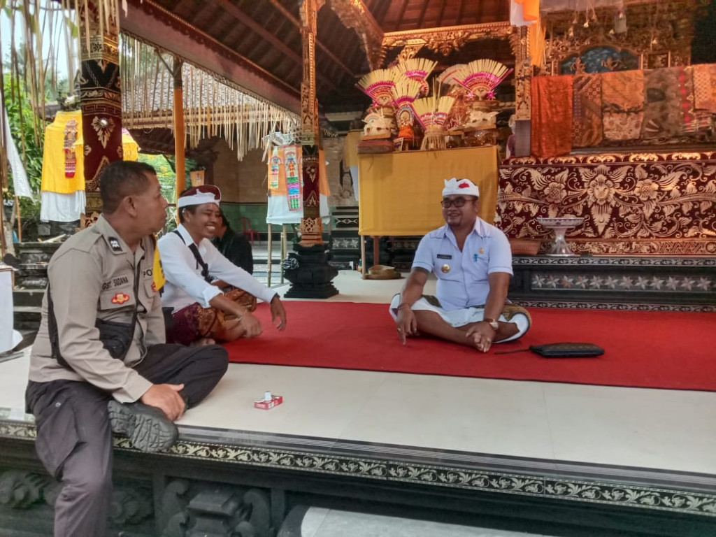 Perbekel Kuwum menghadiri upacara Dewa Yadnya lan Manusa Yadnya di salah satu rumah warga Banjar Dinas Nyelati Desa Kuwum