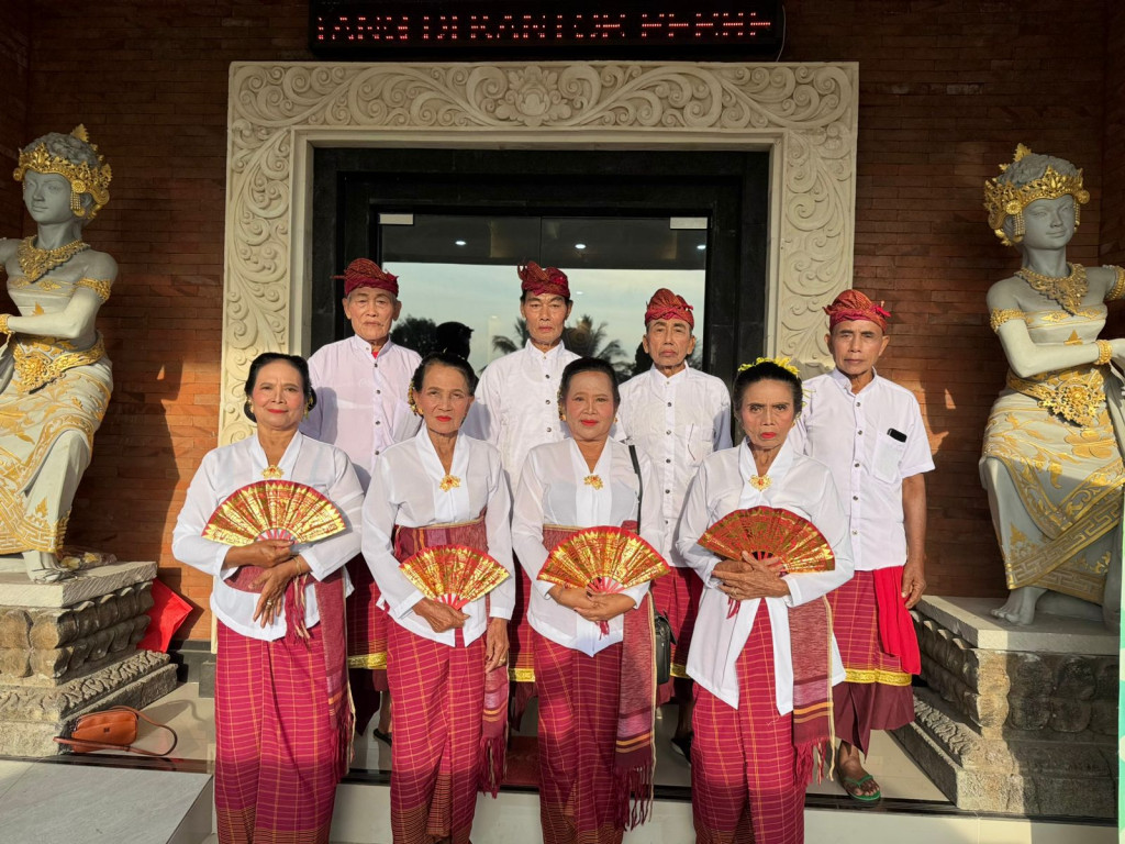 Partisipasi Janger Lansia Desa Kuwum dalam rangka HUT Mangupura di Lapangan Puspem Mandala Mangupraja Kabupaten Badung