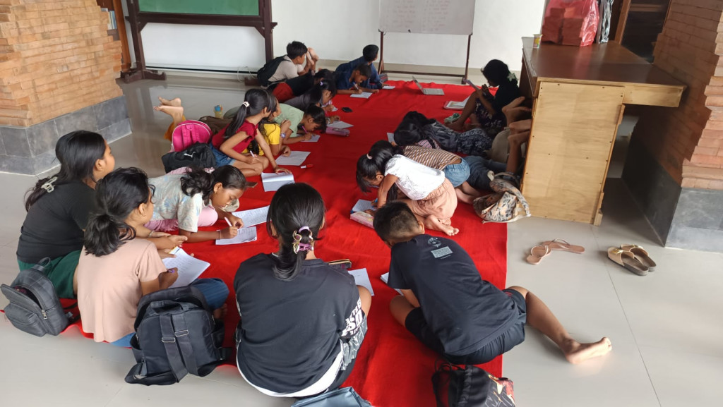 Pelaksanaan Bimbel Bahasa Inggris di Desa Kuwum