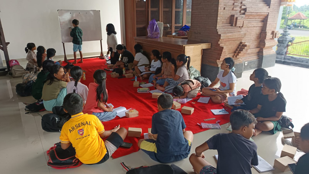 Pelaksanaan Bimbel Bahasa Inggris di Desa Kuwum