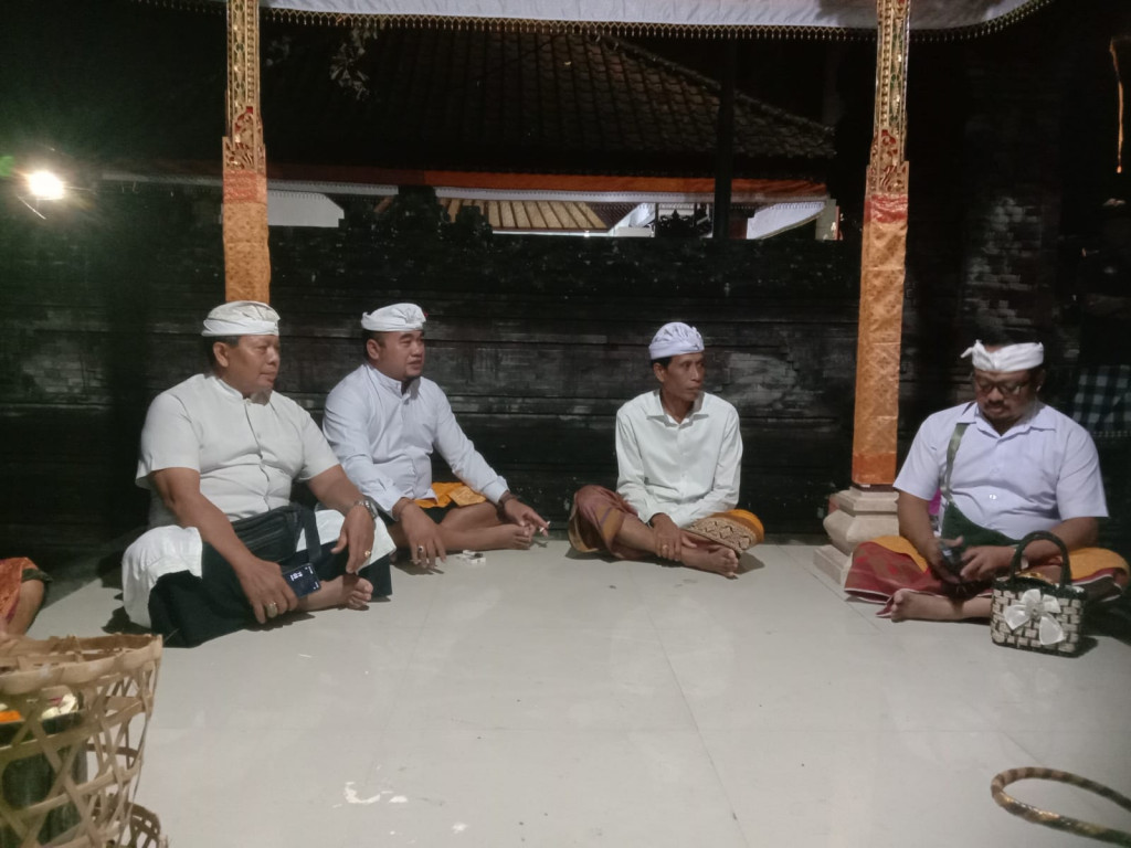 Perbekel Kuwum menghadiri Pujawali di Pura Desa lan Puseh Banjar Balangan Desa Kuwum