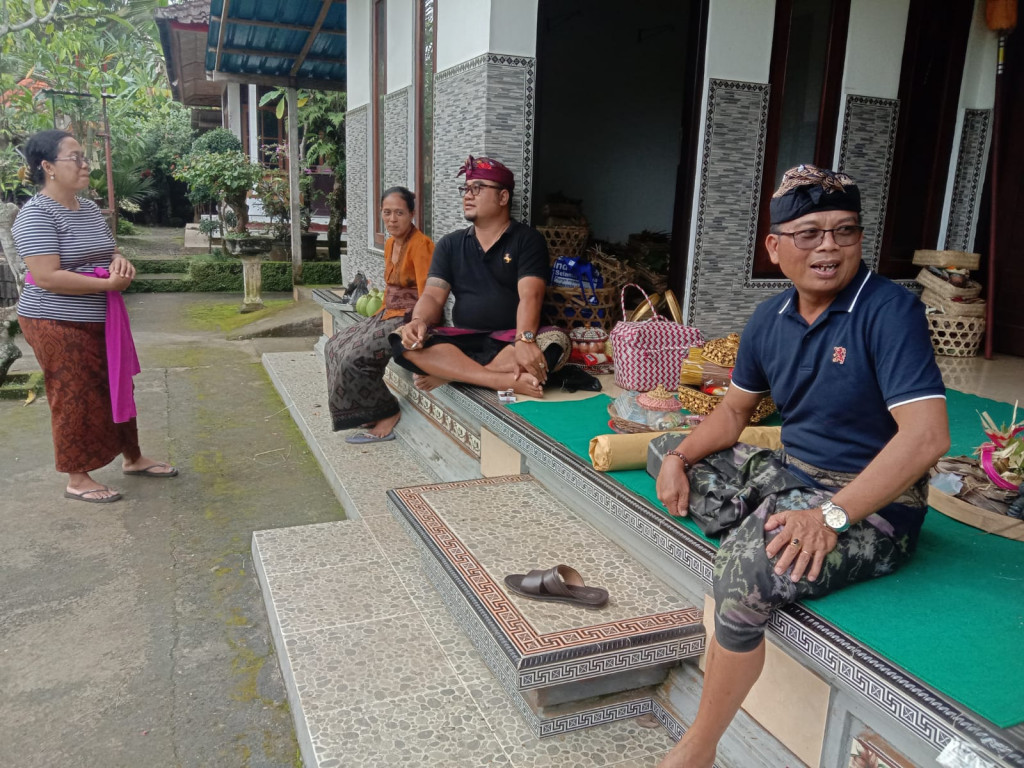 Perbekel Desa Kuwum melayat ke rumah duka di Banjar Dinas Kuwum Desa Kuwum