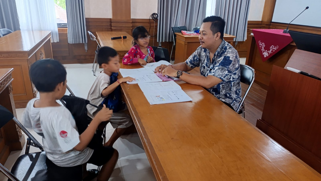 Pelaksanaaan Bimbel Bahasa Inggris di Desa Kuwum