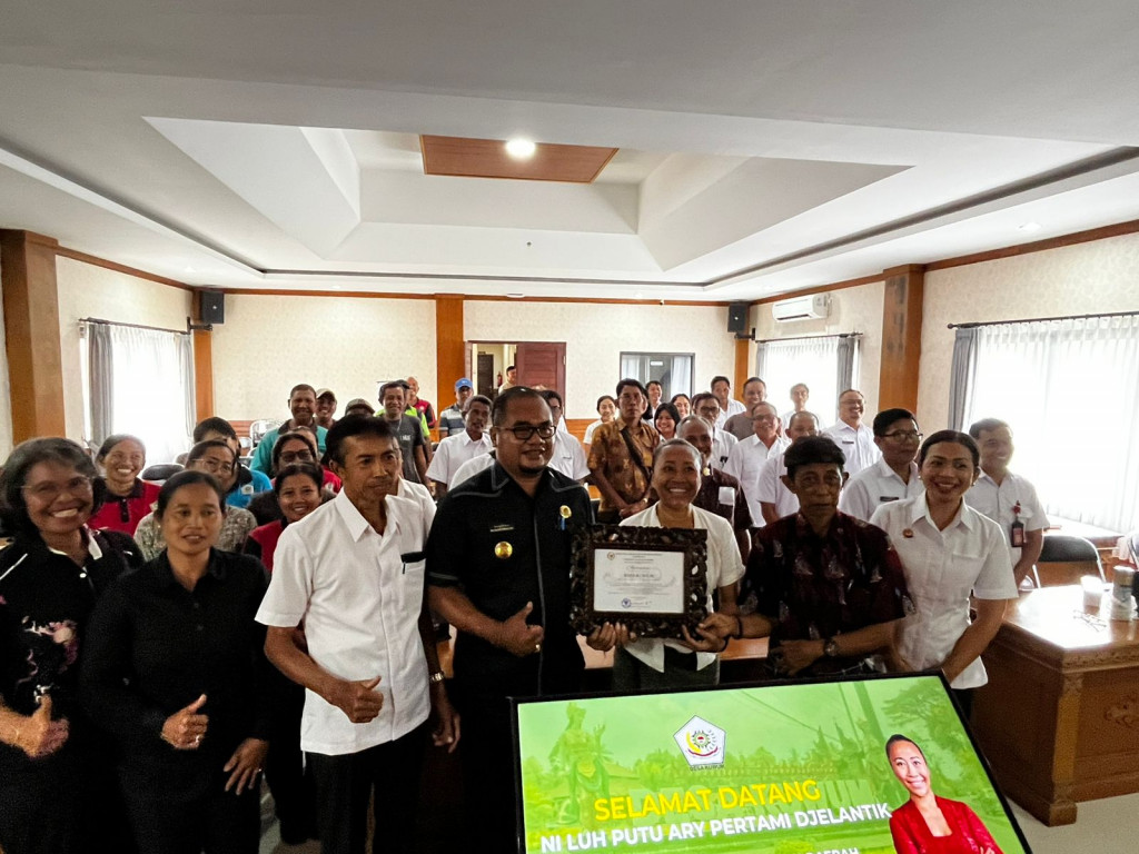 Simakrama Senator RI Ibu Niluh Djelantik di Kantor Perbekel Desa Kuwum