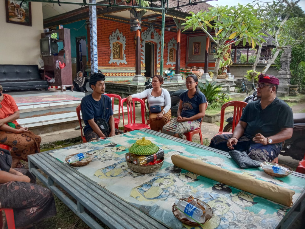 Perbekel Kuwum Melayat ke Rumah Duka di Banjar Dinas Balangan Desa Kuwum