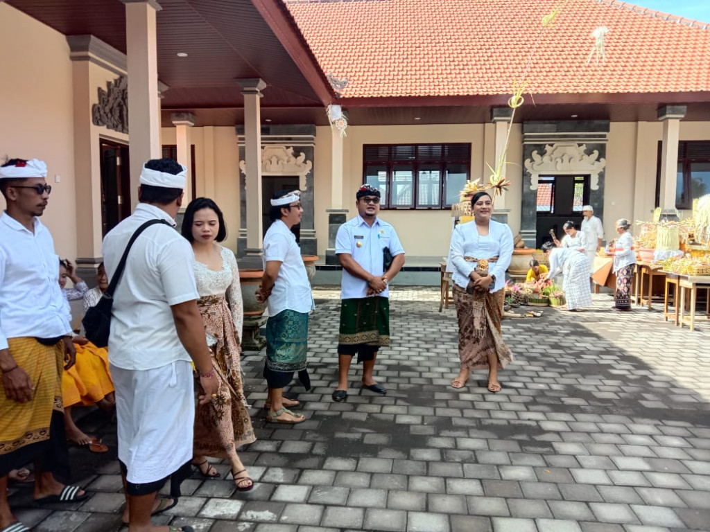 Perbekel Kuwum Menghadiri Undangan Upacara Melaspas SD 2 Kuwum