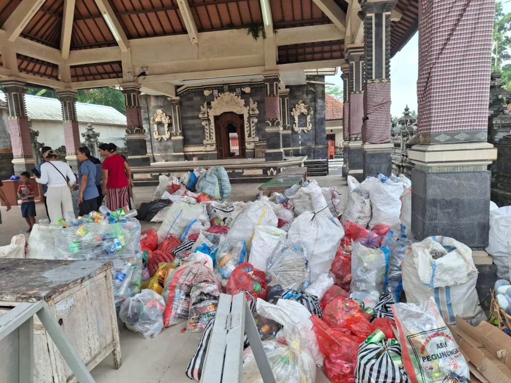 Pelaksanaan Kegiatan Bank Sampah Banjar Dinas Balangan Desa Kuwum