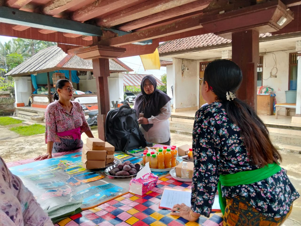 Kunjungan BKKBN ke KWT ( Kelompok Wanita Tani ) Palasarwa Nadi Banjar Dinas Kuwum Desa Kuwum