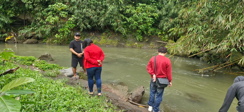 Perbekel Kuwum bersama Komunitas Xin Ling Famen Bali melaksanakan kegiatan Penebaran Benih Ikan Lele di Sungai Sungi Desa Kuwum
